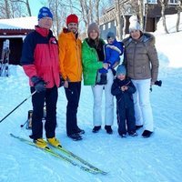 Carlos Gustavo de Suecia, Carlos Felipe de Suecia, Sofia Hellqvist, Gabriel de Suecia, Alejandro de Suecia y Silvia de Suecia en la nieve