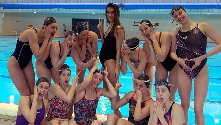Ona Carbonell anuncia su embarazo con sus compañeras de natación