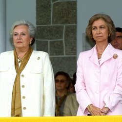 La Infanta Pilar y la Reina Sofía presidiendo una entrega de premios