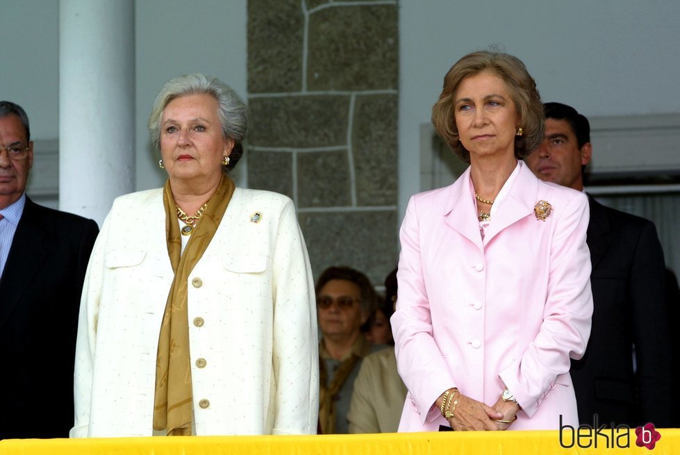 La Infanta Pilar y la Reina Sofía presidiendo una entrega de premios
