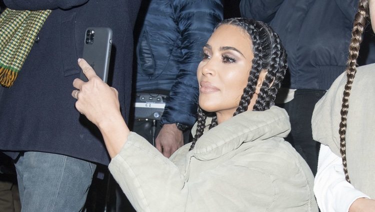 Kim Kardashian haciendo fotos en el desfile de Yeezy otoño/invierno 2020-2021 en París