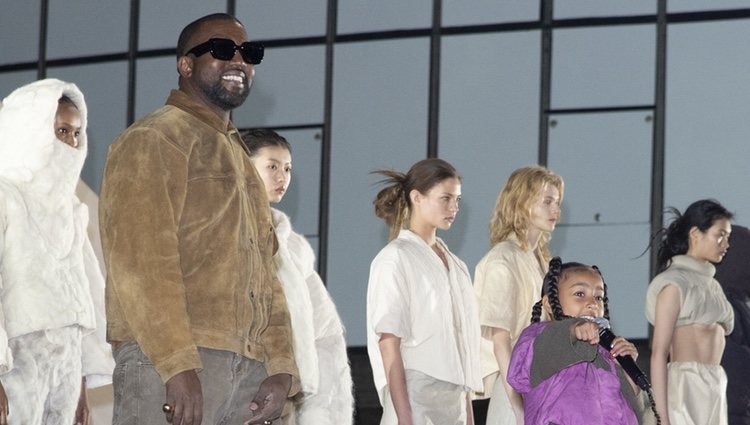 Kanye West y su hija North cantando en el desfile de Yeezy otoño/invierno 2020-2021 en París