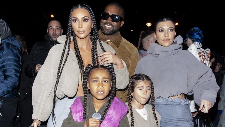 Kim Kardashian, Kanye West, Kourtney Kardashian, North West y Penelope Disick en el desfile de Yeezy otoño/invierno 2020-2021 en París