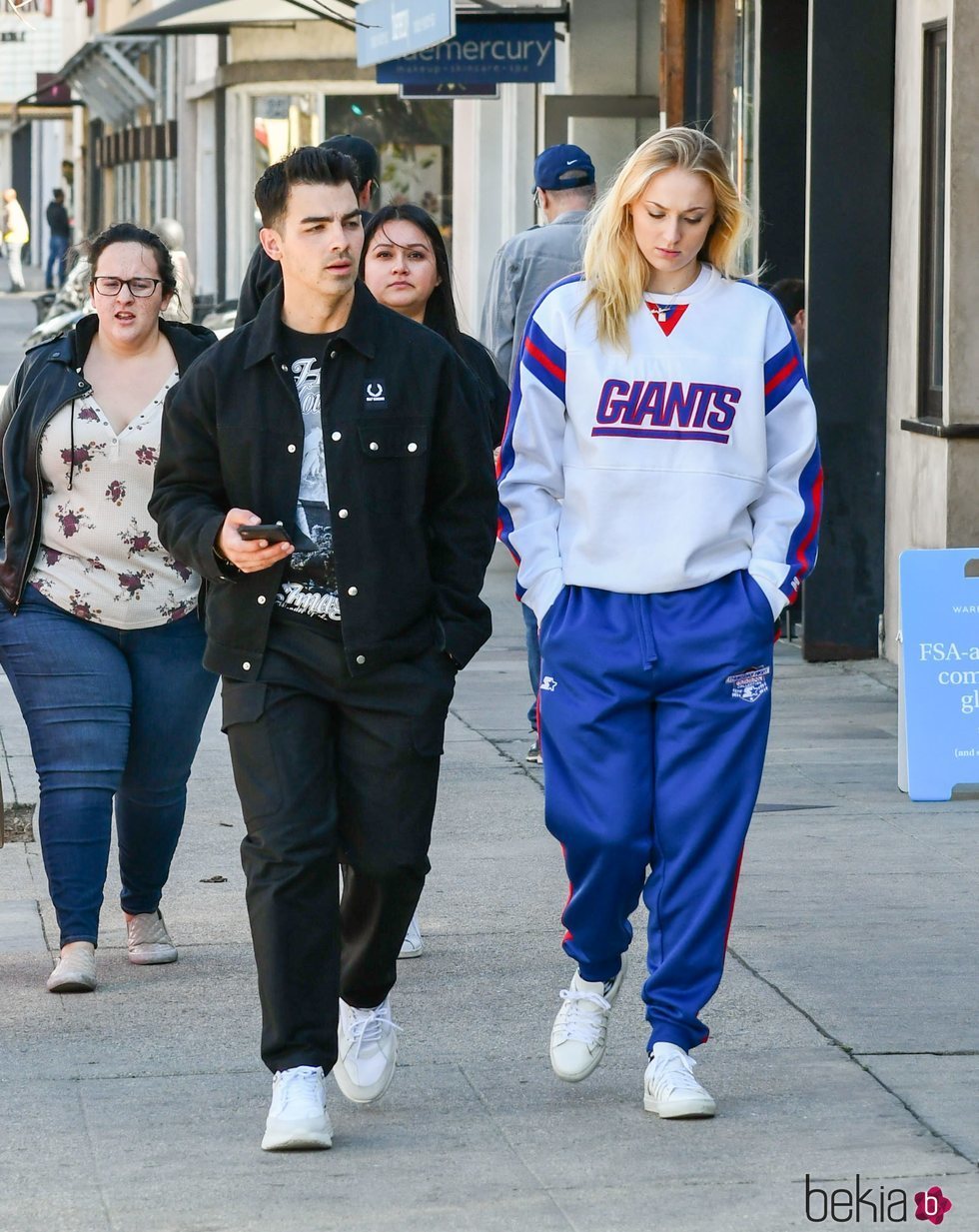 Sophie Turner y Joe Jonas, fotografiados paseando por Los Ángeles