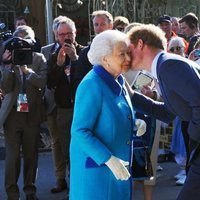 El Príncipe Harry besa a la Reina Isabel