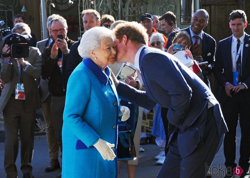 El Príncipe Harry besa a la Reina Isabel
