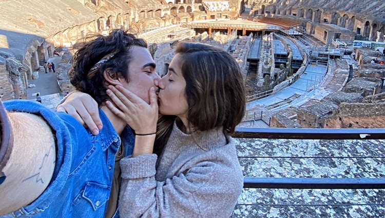 Gonzalo Hermida y Julia Medina dándose un apasionado beso en Roma