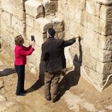 Sonia de Noruega hace fotos en un yacimiento arqueológico junto al Jordán acompañada de Rania de Jordania