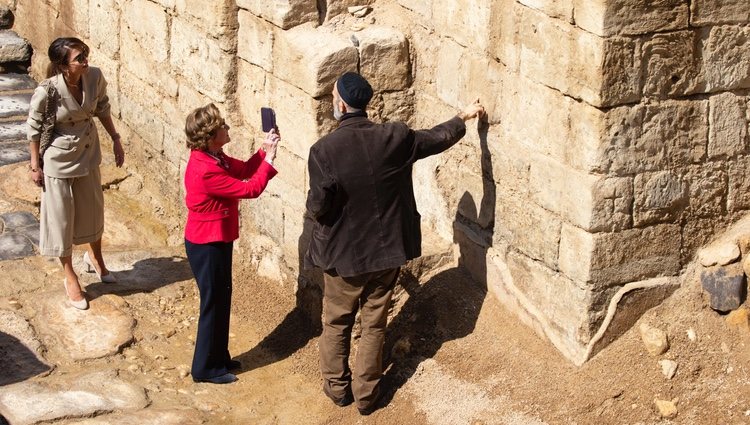 Sonia de Noruega hace fotos en un yacimiento arqueológico junto al Jordán acompañada de Rania de Jordania