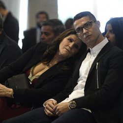 Cristiano Ronaldo y su madre Dolores Aveiro en la renovación del Real Madrid en 2016