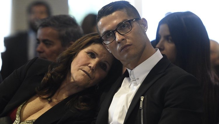 Cristiano Ronaldo y su madre Dolores Aveiro en la renovación del Real Madrid en 2016