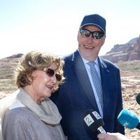 Harald y Sonia de Noruega atienden a la prensa en Petra
