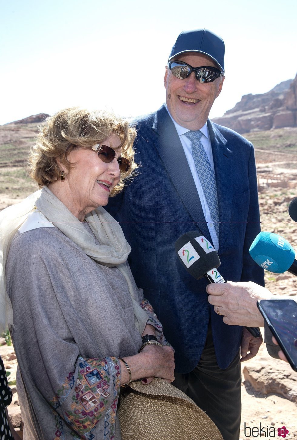 Harald y Sonia de Noruega atienden a la prensa en Petra