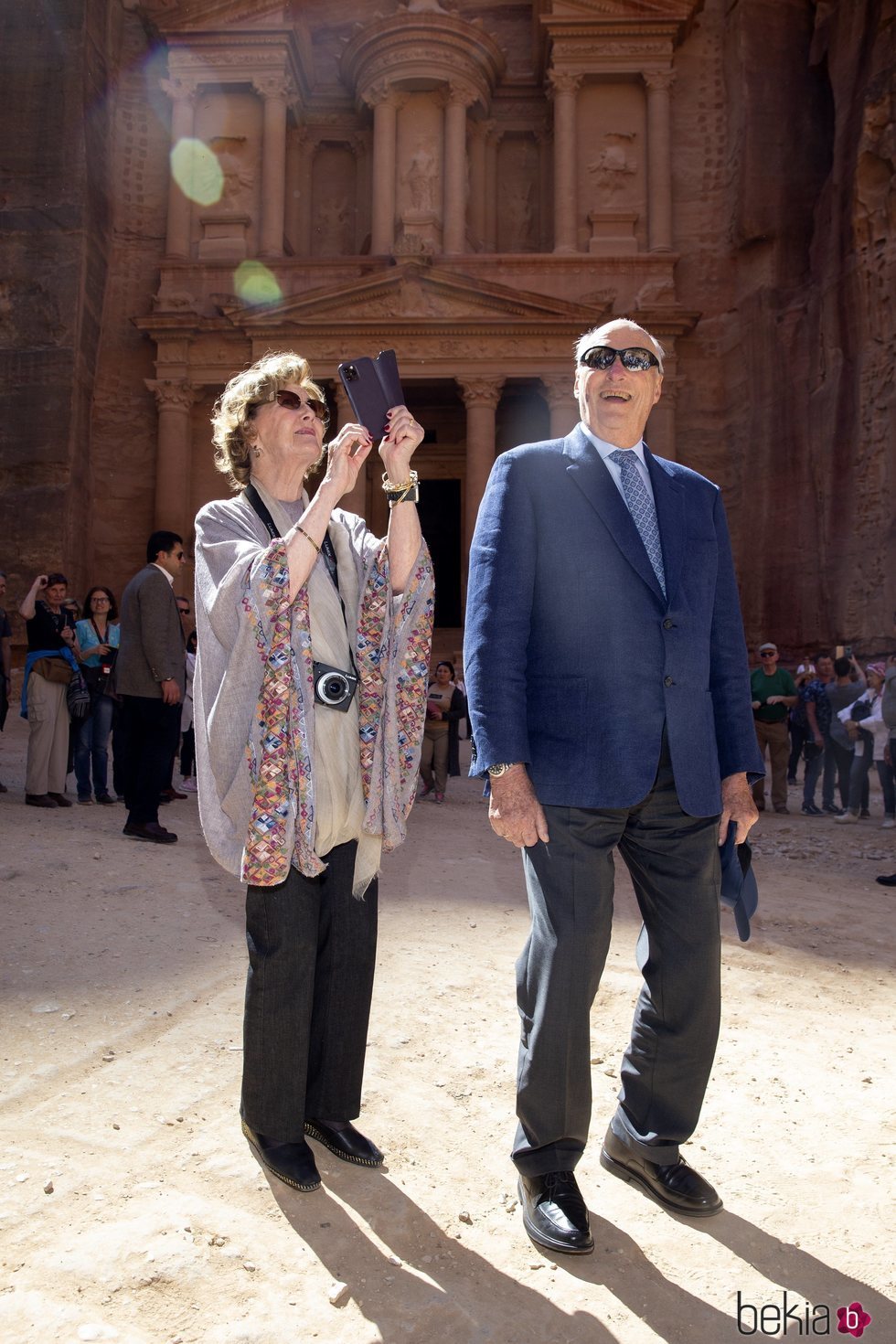 Sonia de Noruega hace fotos con su móvil en Petra junto a Harald de Noruega