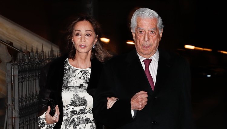 Isabel Preysler y Mario Vargas Llosa acudiendo a la misa funeral de Plácido Arango