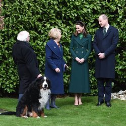 El Príncipe Guillermo y Kate Middleton con el Presidente de Irlanda, su mujer y su perro Brod en su visita oficial a Irlanda