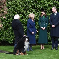 El Príncipe Guillermo y Kate Middleton con el Presidente de Irlanda, su mujer y su perro Brod en su visita oficial a Irlanda