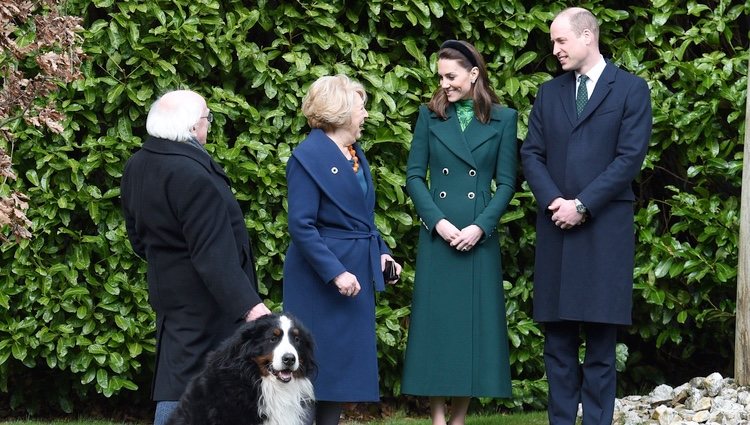 El Príncipe Guillermo y Kate Middleton con el Presidente de Irlanda, su mujer y su perro Brod en su visita oficial a Irlanda
