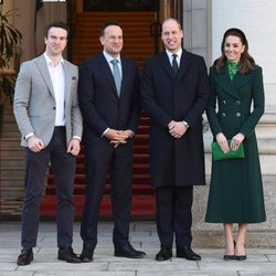 El Príncipe Guillermo y Kate Middleton con el Primer Ministro de Irlanda y su pareja en su visita oficial a Irlanda