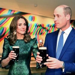 El Príncipe Guillermo y Kate Middleton con una pinta de cerveza en la Guinness Storehouse de Dublín