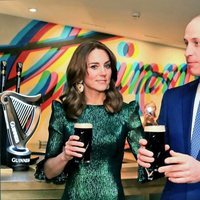 El Príncipe Guillermo y Kate Middleton con una pinta de cerveza en la Guinness Storehouse de Dublín