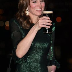 Kate Middleton con una pinta en la Guinness Storehouse de Dublín