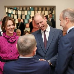 El Príncipe Guillermo y Kate Middleton ríen divertidos en una recepción en su visita oficial a Irlanda