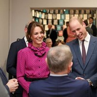 El Príncipe Guillermo y Kate Middleton ríen divertidos en una recepción en su visita oficial a Irlanda