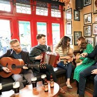 El Príncipe Guillermo y Kate Middleton charlando con unos músicos en un pub de Galway