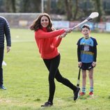 Kate Middleton practicando hurling en su visita oficial a Irlanda