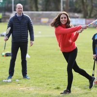 Kate Middleton practicando hurling en su visita oficial a Irlanda