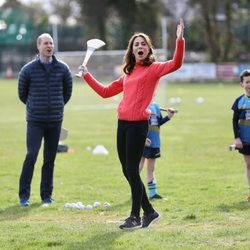 Kate Middleton celebra su éxito practicando hurling en su visita oficial a Irlanda