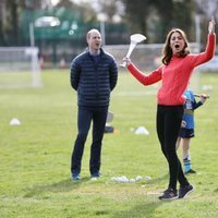 Kate Middleton celebra su éxito practicando hurling en su visita oficial a Irlanda