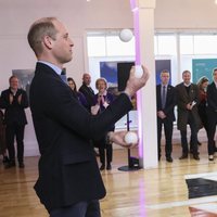 El Príncipe Guillermo haciendo malabares frente a Kate Middleton en su visita oficial a Irlanda
