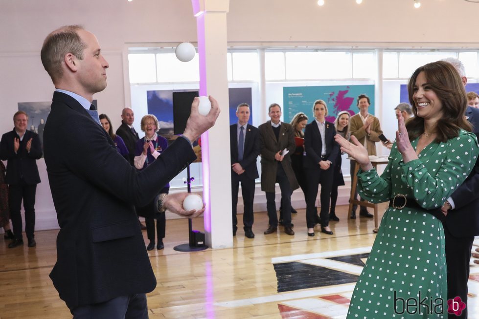 El Príncipe Guillermo haciendo malabares frente a Kate Middleton en su visita oficial a Irlanda