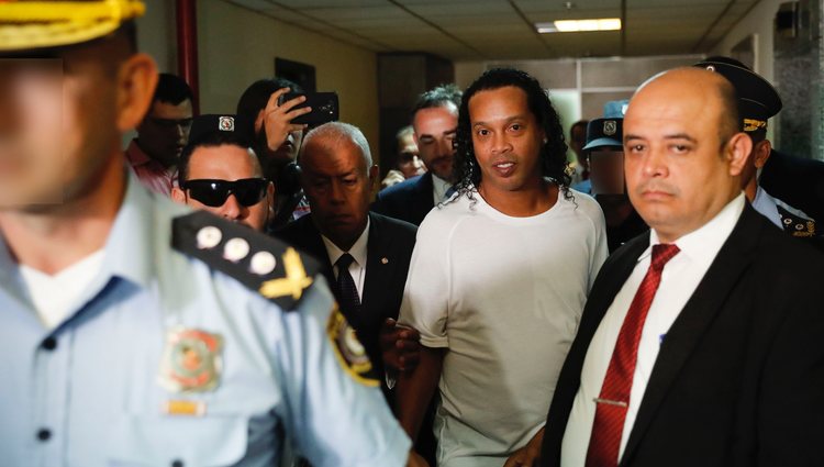 Ronaldinho siendo detenido en Paraguay por haber usado un pasaporte falso para entrar al país