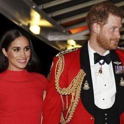 Meghan Markle y el Príncipe Harry llegando a su penúltimo acto oficial como miembros de la Casa Real Británica