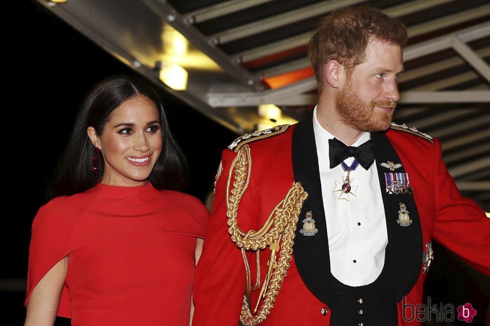 Meghan Markle y el Príncipe Harry llegando a su penúltimo acto oficial como miembros de la Casa Real Británica