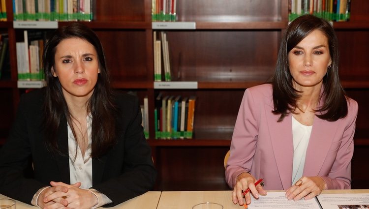 La Reina Letizia e Irene Montero en la mesa de trabajo de APRAMP