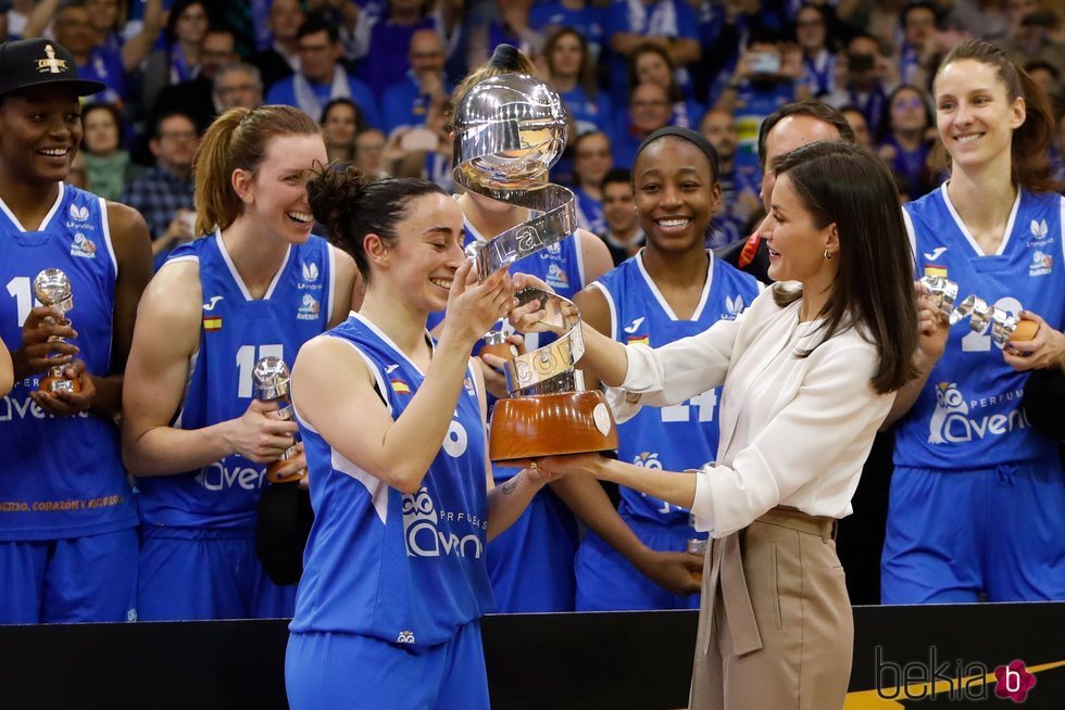 La Reina Letizia entrega la Copa de la Reina de baloncesto a la capitana de Perfumerías Avenida de Salamanca