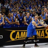 La Reina Letizia tras entregar la Copa de la Reina de baloncesto al equipo Perfumerías Avenida de Salamanca