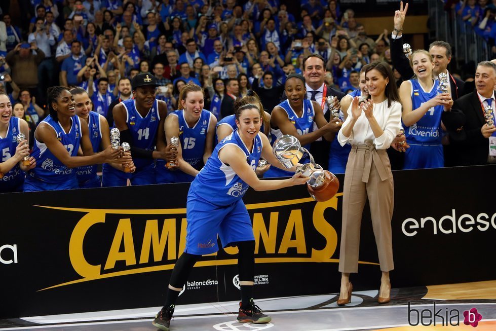 La Reina Letizia tras entregar la Copa de la Reina de baloncesto al equipo Perfumerías Avenida de Salamanca