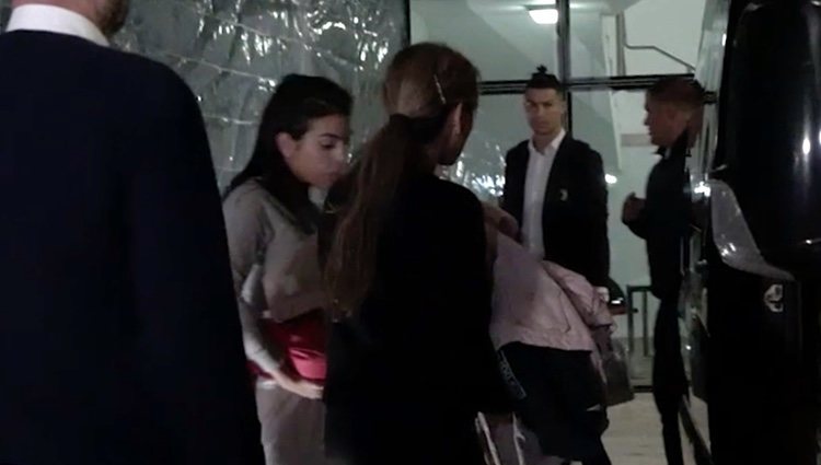 Cristiano Ronaldo y Georgina Rodríguez llegando a Madeira con sus hijos