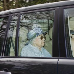 La Reina Isabel rumbo a la misa dominical en la Capilla Real de Todos los Santos de Windsor