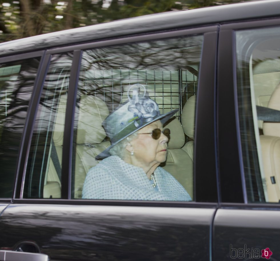 La Reina Isabel rumbo a la misa dominical en la Capilla Real de Todos los Santos de Windsor