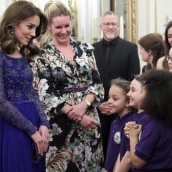 Kate Middleton con unos niños en el 25 aniversario de Place2Be en Buckingham Palace