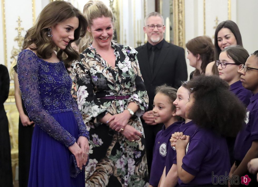 Kate Middleton con unos niños en el 25 aniversario de Place2Be en Buckingham Palace