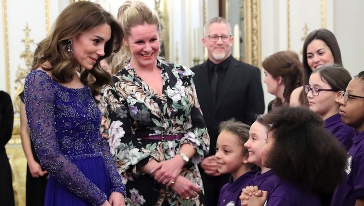 Kate Middleton con unos niños en el 25 aniversario de Place2Be en Buckingham Palace