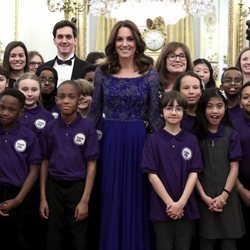 Kate Middleton con unos niños de Place2Be en la gala de su 25 aniversario en Buckingham Palace