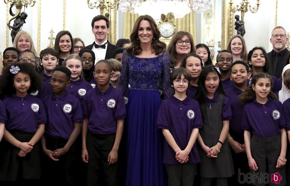 Kate Middleton con unos niños de Place2Be en la gala de su 25 aniversario en Buckingham Palace